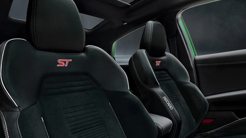 Sedili sportivi Recaro con logo ST e cuciture in Metal Grey