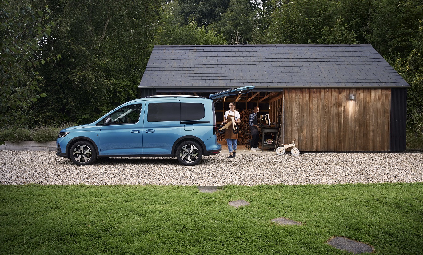 Ford presenta il nuovo Tourneo Connect, multi-activity vehicle, spazioso e versatile per il lavoro e per il divertimento di tutta la famiglia