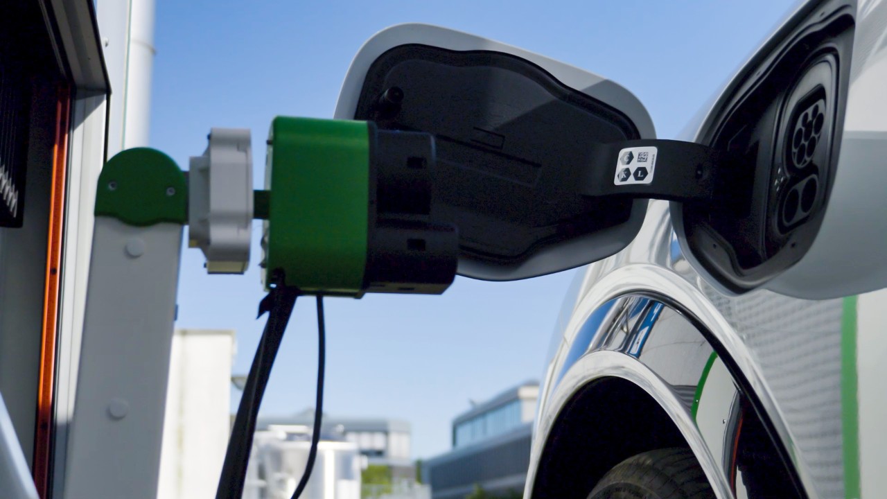 Ford sperimenta una stazione di ricarica robotizzata progettata per agevolare gli automobilisti disabili